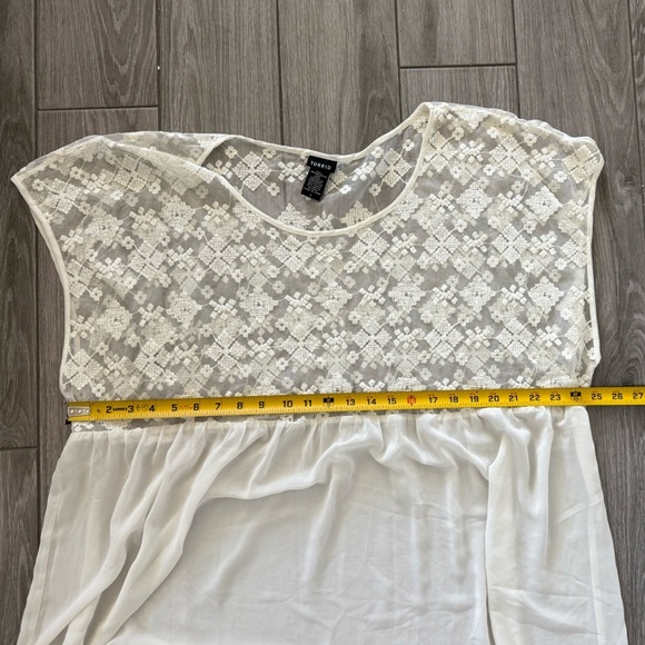 Torrid|White short sleeve Lace Overlay Top,size 4X•••plus size dressy blouse - Picture 8 of 9